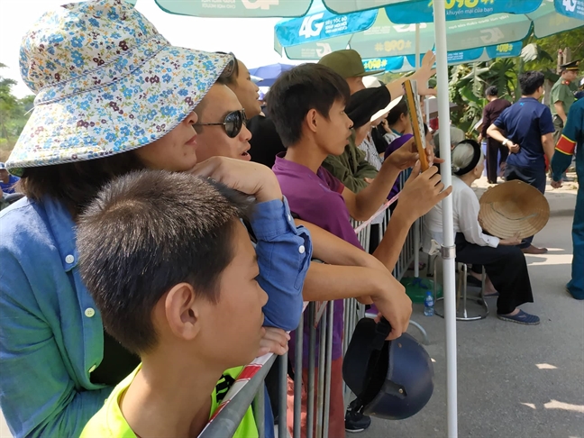 Người dân đội nắng chờ đưa tiễn cố Tổng Bí thư Đỗ Mười Nguoi dan doi nang cho dua tien co Tong Bi thu Do Muoi