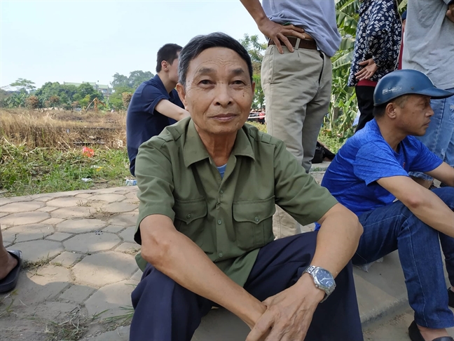 Người dân đội nắng chờ đưa tiễn cố Tổng Bí thư Đỗ Mười Nguoi dan doi nang cho dua tien co Tong Bi thu Do Muoi