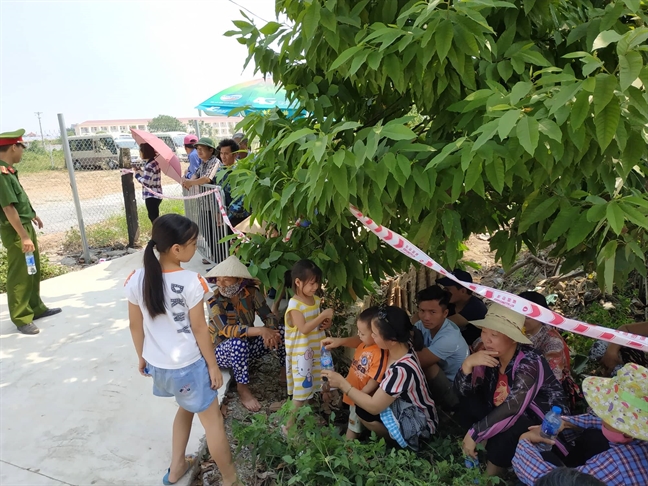 Người dân đội nắng chờ đưa tiễn cố Tổng Bí thư Đỗ Mười Nguoi dan doi nang cho dua tien co Tong Bi thu Do Muoi