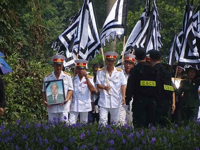 Người dân đội nắng chờ đưa tiễn cố Tổng Bí thư Đỗ Mười Nguoi dan doi nang cho dua tien co Tong Bi thu Do Muoi