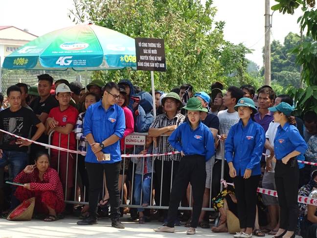 Người dân đội nắng chờ đưa tiễn cố Tổng Bí thư Đỗ Mười Nguoi dan doi nang cho dua tien co Tong Bi thu Do Muoi