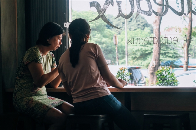 Cha nghiện rượu, mẹ bài bạc Cha nghien ruou, me bai bac