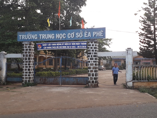 Khởi tố nguyên hiệu trưởng nhận hàng trăm triệu đồng tiền 'chạy việc' Khoi to nguyen hieu truong nhan hang tram trieu dong tien 'chay viec'