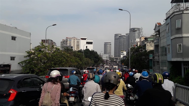 Sập giàn giáo cửa hầm Thủ Thiêm, hàng chục ngàn người lâm cảnh kẹt xe kinh hoàng Sap gian giao cua ham Thu Thiem, hang chuc ngan nguoi lam canh ket xe kinh hoang