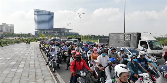 Sập giàn giáo cửa hầm Thủ Thiêm, hàng chục ngàn người lâm cảnh kẹt xe kinh hoàng Sap gian giao cua ham Thu Thiem, hang chuc ngan nguoi lam canh ket xe kinh hoang