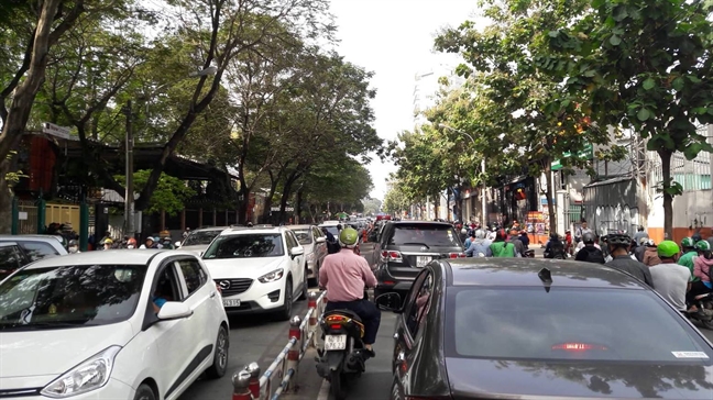 Sập giàn giáo cửa hầm Thủ Thiêm, hàng chục ngàn người lâm cảnh kẹt xe kinh hoàng Sap gian giao cua ham Thu Thiem, hang chuc ngan nguoi lam canh ket xe kinh hoang