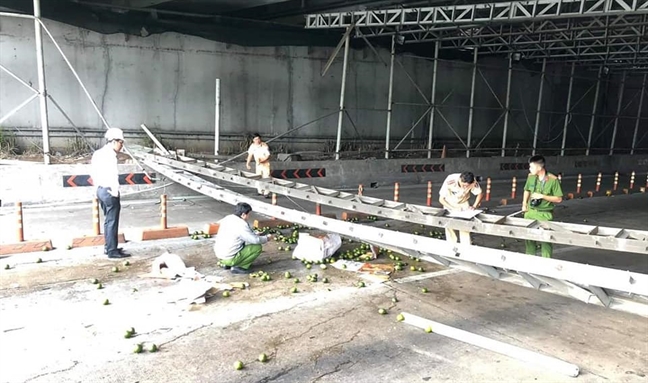 Sập giàn giáo cửa hầm Thủ Thiêm, hàng chục ngàn người lâm cảnh kẹt xe kinh hoàng Sap gian giao cua ham Thu Thiem, hang chuc ngan nguoi lam canh ket xe kinh hoang