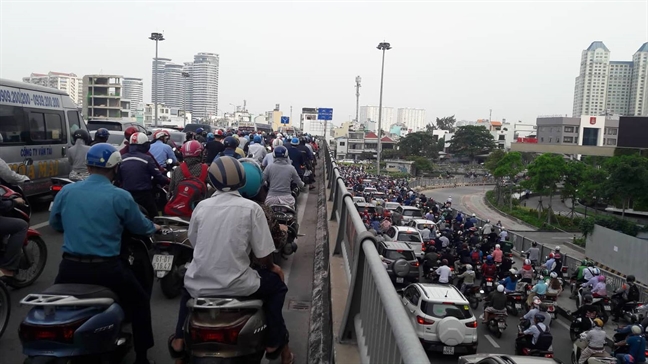 Sập giàn giáo cửa hầm Thủ Thiêm, hàng chục ngàn người lâm cảnh kẹt xe kinh hoàng Sap gian giao cua ham Thu Thiem, hang chuc ngan nguoi lam canh ket xe kinh hoang