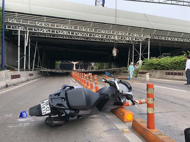 Sập giàn giáo cửa hầm Thủ Thiêm, hàng chục ngàn người lâm cảnh kẹt xe kinh hoàng Sap gian giao cua ham Thu Thiem, hang chuc ngan nguoi lam canh ket xe kinh hoang