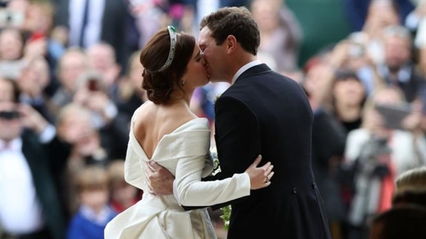 Vợ chồng Hoàng tử Harry ‘thất lễ’ khi báo tin vui tại đám cưới Công chúa Eugenie? Vo chong Hoang tu Harry ‘that le’ khi bao tin vui tai dam cuoi Cong chua Eugenie?