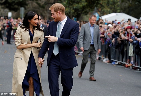 Chiếc váy thanh lịch của Công nương Meghan làm 'sập' website của nhà thiết kế Chiec vay thanh lich cua Cong nuong Meghan lam 'sap' website cua nha thiet ke