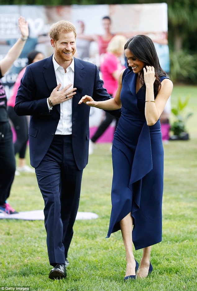 Chiếc váy thanh lịch của Công nương Meghan làm 'sập' website của nhà thiết kế Chiec vay thanh lich cua Cong nuong Meghan lam 'sap' website cua nha thiet ke