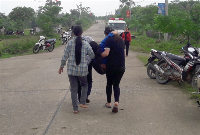 Vụ gia đình 4 người treo cổ: ‘Hai đứa trẻ còn quá nhỏ, chưa hiểu chuyện gì’ Vu gia dinh 4 nguoi treo co: ‘Hai dua tre con qua nho, chua hieu chuyen gi’