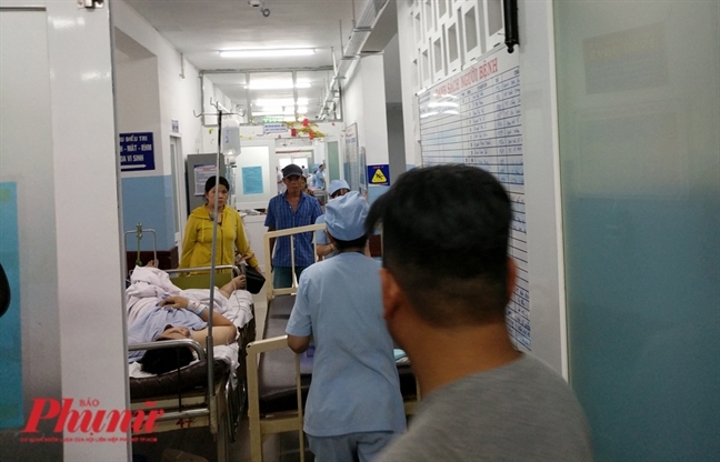 Nạn nhân vụ xe tông liên hoàn ở ngã tư Hàng Xanh không hiểu vì sao vào bệnh viện Nan nhan vu xe tong lien hoan o nga tu Hang Xanh khong hieu vi sao vao benh vien