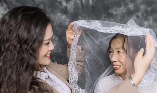 Bộ ảnh cưới con gái dành tặng người mẹ góa làm lay động trái tim triệu người Bo anh cuoi con gai danh tang nguoi me goa lam lay dong trai tim trieu nguoi