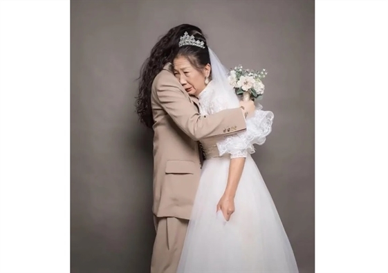 Bộ ảnh cưới con gái dành tặng người mẹ góa làm lay động trái tim triệu người Bo anh cuoi con gai danh tang nguoi me goa lam lay dong trai tim trieu nguoi
