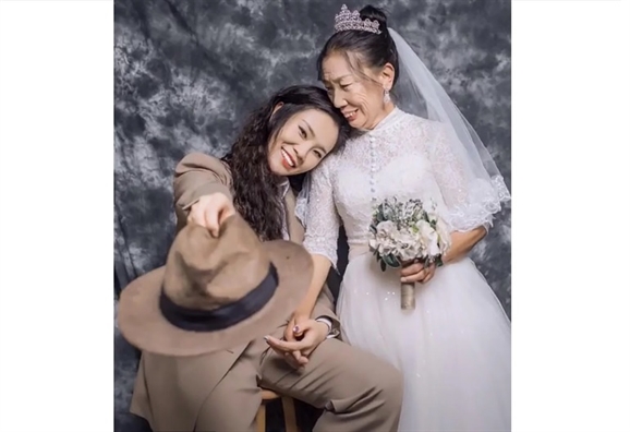 Bộ ảnh cưới con gái dành tặng người mẹ góa làm lay động trái tim triệu người Bo anh cuoi con gai danh tang nguoi me goa lam lay dong trai tim trieu nguoi