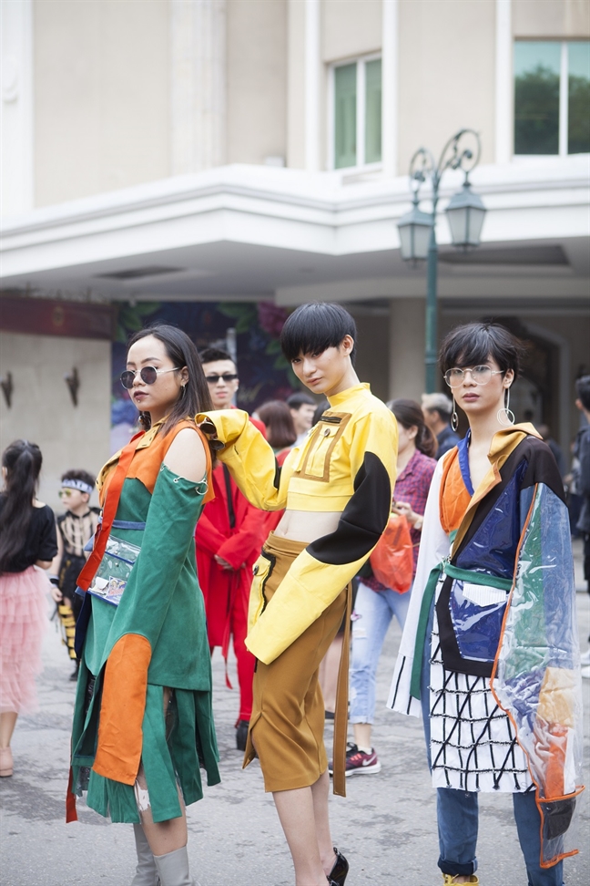 ‘Đặc sản’ street style tại VIFW: Khi trẻ con làm lố ‘Dac san’ street style tai VIFW: Khi tre con lam lo