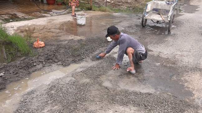Vinh danh người đàn ông tật nguyền bán vé số vá đường Vinh danh nguoi dan ong tat nguyen ban ve so va duong