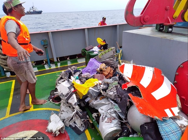Rơi máy bay Indonesia: Mảnh vỡ đầy trên biển, không có dấu hiệu người sống sót Roi may bay Indonesia: Manh vo day tren bien, khong co dau hieu nguoi song sot