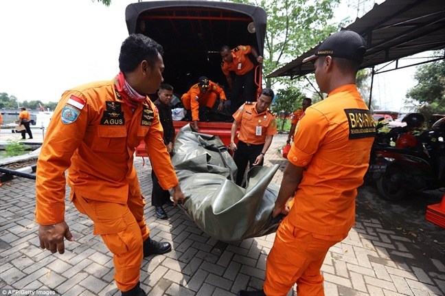 Rơi máy bay Indonesia: Mảnh vỡ đầy trên biển, không có dấu hiệu người sống sót Roi may bay Indonesia: Manh vo day tren bien, khong co dau hieu nguoi song sot