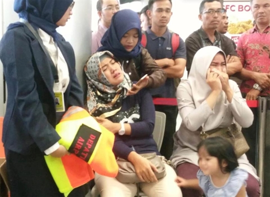 Rơi máy bay Indonesia: Mảnh vỡ đầy trên biển, không có dấu hiệu người sống sót Roi may bay Indonesia: Manh vo day tren bien, khong co dau hieu nguoi song sot