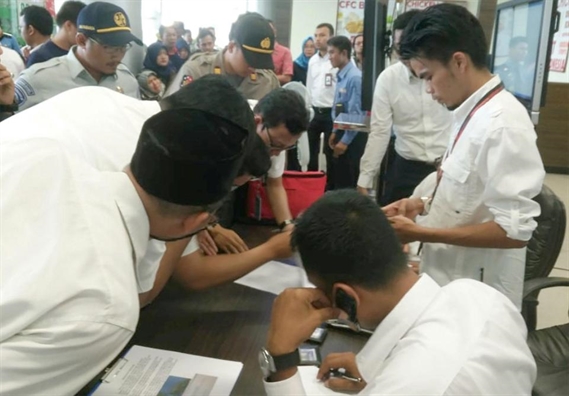 Rơi máy bay Indonesia: Mảnh vỡ đầy trên biển, không có dấu hiệu người sống sót Roi may bay Indonesia: Manh vo day tren bien, khong co dau hieu nguoi song sot