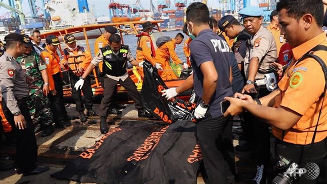 Vụ rơi máy bay Indonesia: Người đàn ông thoát chết hy hữu nhờ kẹt xe Vu roi may bay Indonesia: Nguoi dan ong thoat chet hy huu nho ket xe