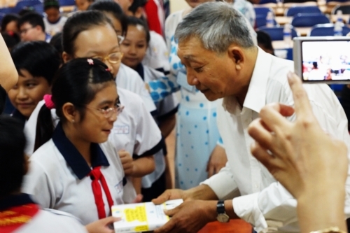 Nhà văn Lê Văn Nghĩa 'Khâu lại một mảnh Sài Gòn' Nha van Le Van Nghia 'Khau lai mot manh Sai Gon'