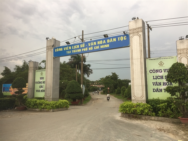 Câu chuyện kinh doanh: Bác sĩ Bùi Kiến Tín và chai dầu khuynh diệp Cau chuyen kinh doanh: Bac si Bui Kien Tin va chai dau khuynh diep