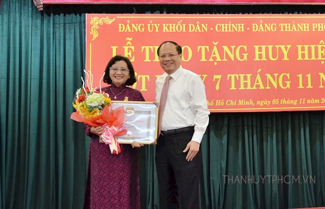 Lãnh đạo TP.HCM trao Huy hiệu Đảng cho các đảng viên Lanh dao TP.HCM trao Huy hieu Dang cho cac dang vien