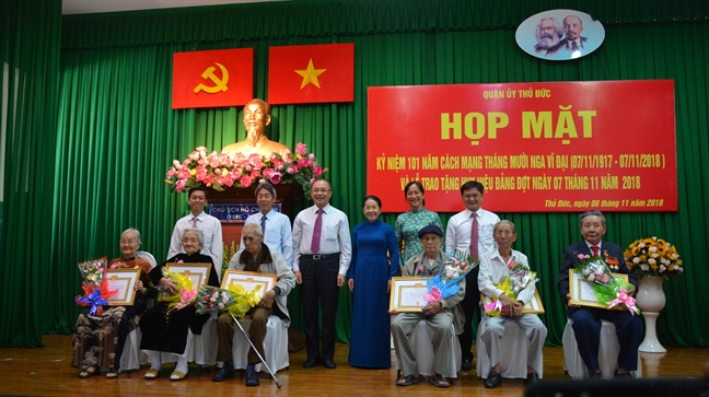 Lãnh đạo TP.HCM trao Huy hiệu Đảng cho các đảng viên Lanh dao TP.HCM trao Huy hieu Dang cho cac dang vien