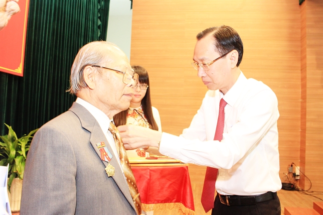 Lãnh đạo TP.HCM trao Huy hiệu Đảng cho các đảng viên Lanh dao TP.HCM trao Huy hieu Dang cho cac dang vien