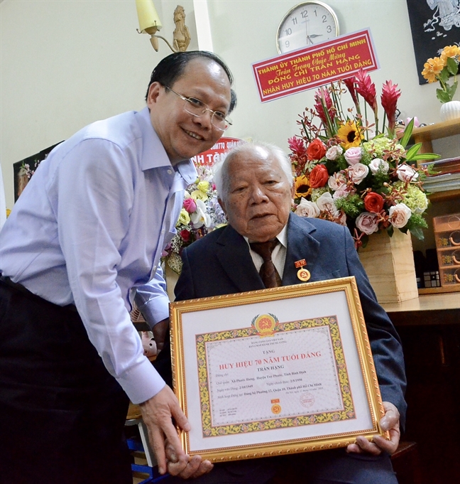 Lãnh đạo TP.HCM trao Huy hiệu Đảng cho các đảng viên Lanh dao TP.HCM trao Huy hieu Dang cho cac dang vien