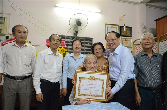 Lãnh đạo TP.HCM trao Huy hiệu Đảng cho các đảng viên Lanh dao TP.HCM trao Huy hieu Dang cho cac dang vien