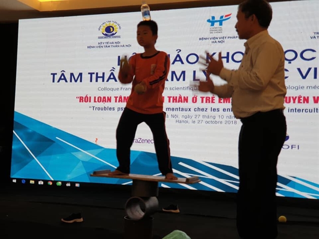 Bị chồng hành hạ, đuổi khỏi nhà, vẫn cho con đi chữa tự kỷ Bi chong hanh ha, duoi khoi nha, van cho con di chua tu ky