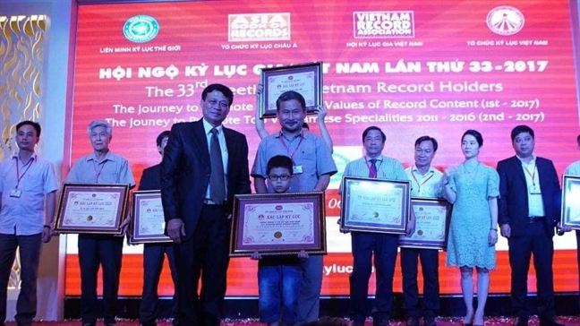 Bị chồng hành hạ, đuổi khỏi nhà, vẫn cho con đi chữa tự kỷ Bi chong hanh ha, duoi khoi nha, van cho con di chua tu ky