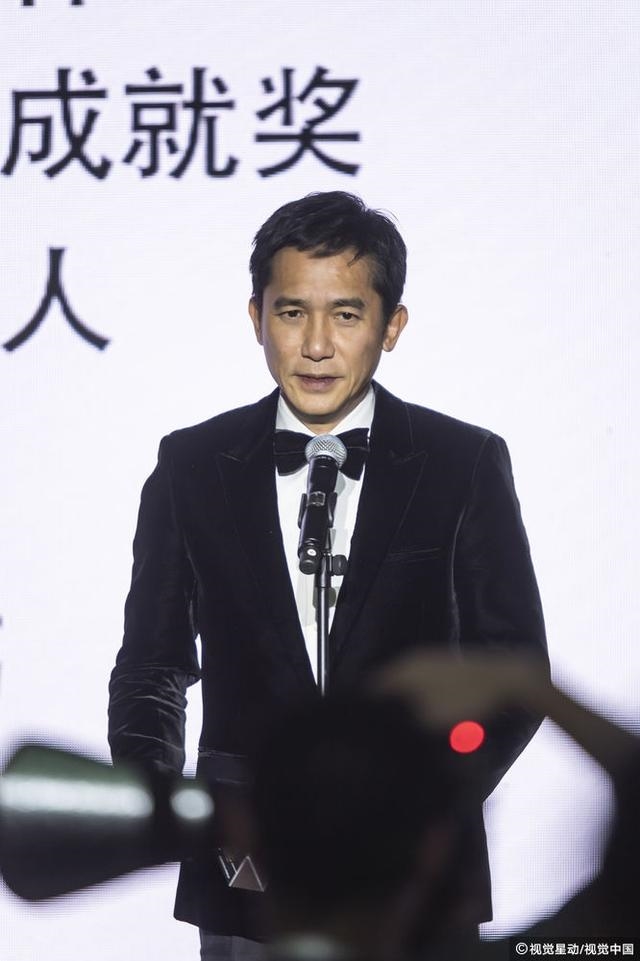 Vợ và bạn bè mừng Lương Triều Vỹ là ngôi sao châu Á đầu tiên nhận giải thưởng Chaplin Vo va ban be mung Luong Trieu Vy la ngoi sao chau A dau tien nhan giai thuong Chaplin