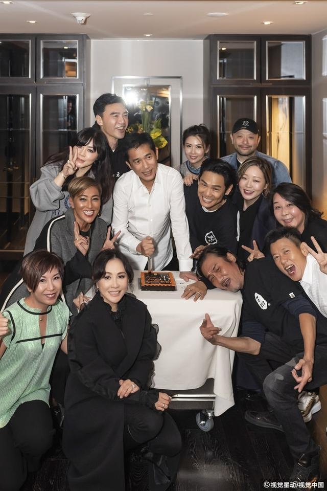 Vợ và bạn bè mừng Lương Triều Vỹ là ngôi sao châu Á đầu tiên nhận giải thưởng Chaplin Vo va ban be mung Luong Trieu Vy la ngoi sao chau A dau tien nhan giai thuong Chaplin