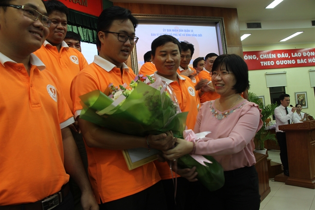 Ra mắt 3 CLB Nam giới tiên phong thúc đẩy bình đẳng giới đầu tiên tại TP.HCM Ra mat 3 CLB Nam gioi tien phong thuc day binh dang gioi dau tien tai TP.HCM