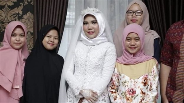 Vụ rơi máy bay Indonesia: Cô dâu mặc váy cưới theo di nguyện 'nếu anh không về' Vu roi may bay Indonesia: Co dau mac vay cuoi theo di nguyen 'neu anh khong ve'