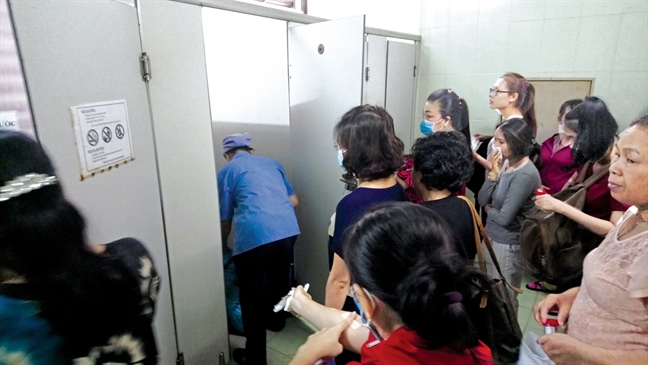 Nhà vệ sinh bệnh viện: Vào là... ói! Nha ve sinh benh vien: Vao la... oi!