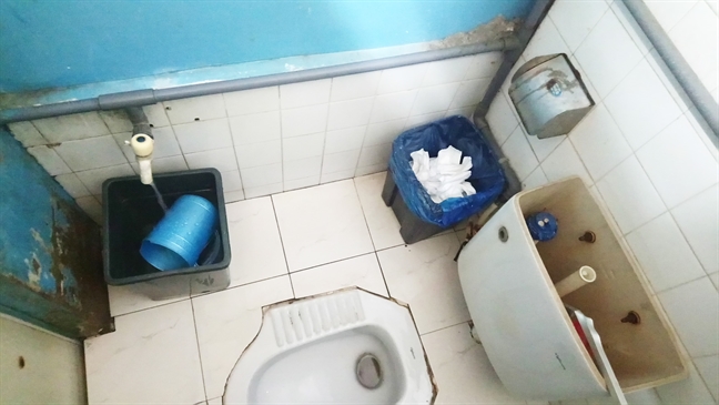 Nhà vệ sinh bệnh viện: Vào là... ói! Nha ve sinh benh vien: Vao la... oi!