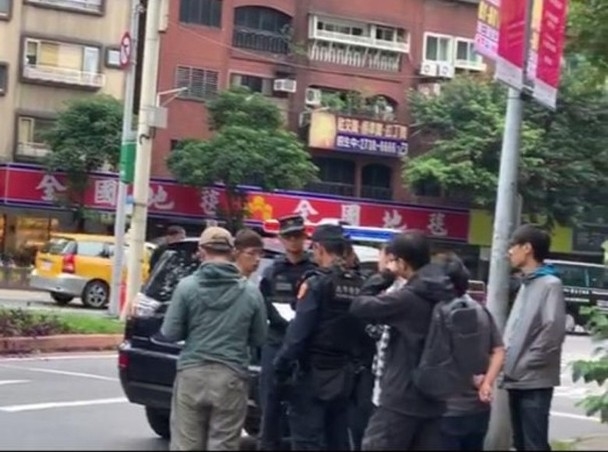 Diễn quá thật, hai tài tử TVB Trần Hào và Lê Diệu Tường làm kinh động đến cảnh sát tinh nhuệ Đài Loan Dien qua that, hai tai tu TVB Tran Hao va Le Dieu Tuong lam kinh dong den canh sat tinh nhue Dai Loan