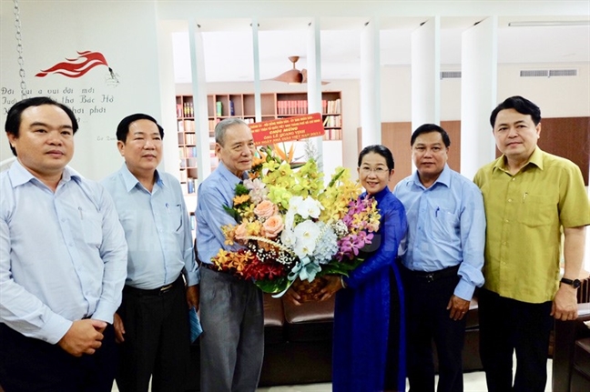 Lãnh đạo TP.HCM thăm và tặng quà các nhà giáo tiêu biểu Lanh dao TP.HCM tham va tang qua cac nha giao tieu bieu