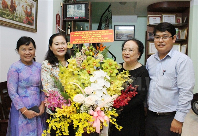 Lãnh đạo TP.HCM thăm và tặng quà các nhà giáo tiêu biểu Lanh dao TP.HCM tham va tang qua cac nha giao tieu bieu