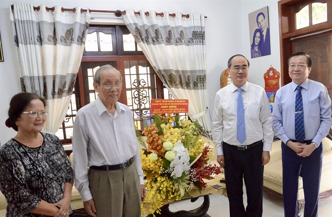 Lãnh đạo TP.HCM thăm và tặng quà các nhà giáo tiêu biểu Lanh dao TP.HCM tham va tang qua cac nha giao tieu bieu