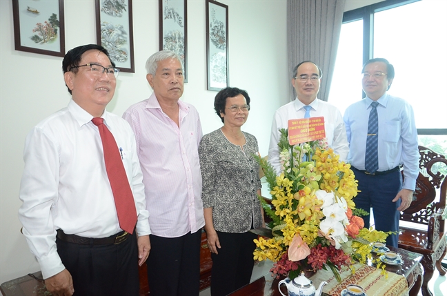 Lãnh đạo TP.HCM thăm và tặng quà các nhà giáo tiêu biểu Lanh dao TP.HCM tham va tang qua cac nha giao tieu bieu