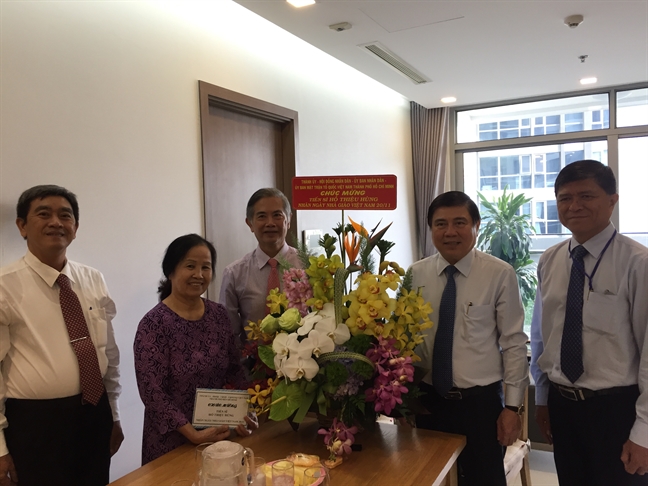 Lãnh đạo TP.HCM thăm và tặng quà các nhà giáo tiêu biểu Lanh dao TP.HCM tham va tang qua cac nha giao tieu bieu