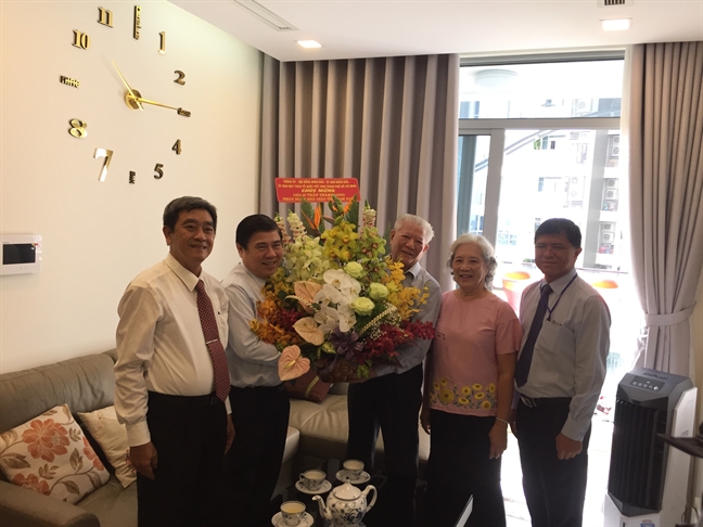 Lãnh đạo TP.HCM thăm và tặng quà các nhà giáo tiêu biểu Lanh dao TP.HCM tham va tang qua cac nha giao tieu bieu